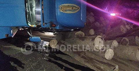 Vuelca tráiler maderero en la Zitácuaro-Morelia