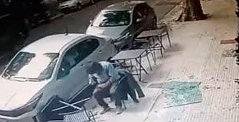 El hombre desayunaba en un restaurante cuando el cristal lo impactó y lo dejó inconsciente