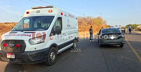 Intento de rebase provoca choque frontal en carretera Huetamo–Altamirano