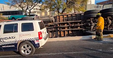 Morelia: vuelca camión con elotes en calzada La Huerta