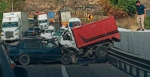 Reportan choque de al menos dos vehículos en la Siglo XXI