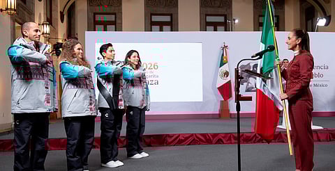 Histórico: Claudia Sheinbaum se convierte en la primera presidenta en abanderar a delegación olímpica