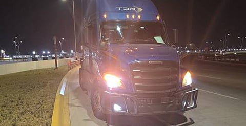 ¡Más de 3 millones en paquetería robada! Tráiler es hallado abandonado en Edomex