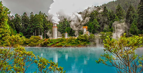 Pueblos indígenas amagan con tomar central geotérmica de Los Azufres tras reporte de contaminación