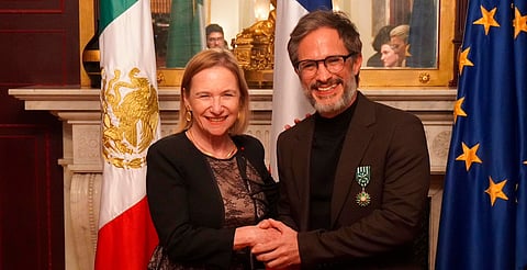 Francia condecora a Gael García Bernal con la Orden de las Artes y las Letras