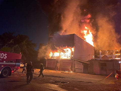 Fuerte incendio consume ferretería en Lázaro Cárdenas; activan operativo interinstitucional 