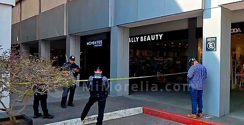 Sujetos asaltan joyería en plaza de Uruapan y desatan pánico con disparos