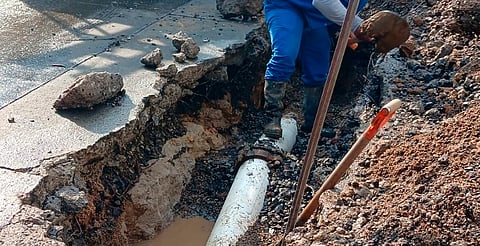 Retroexcavadora provoca fuga y deja sin agua a 13 colonias en Morelia; OOAPAS ya trabaja