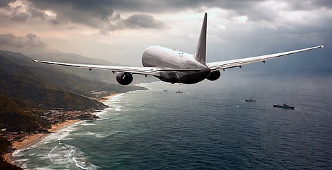 Alertan por maniobras militares y fallas de GPS en vuelos sobre el Pacífico mexicano