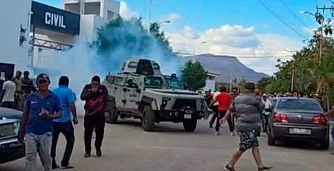 Guardia Civil dispersa protesta con gas en Huetamo tras operativo federal [VIDEO]