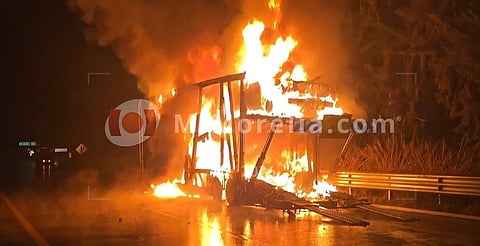 Incendio consume vehículos nuevos que eran trasladados en camión nodriza