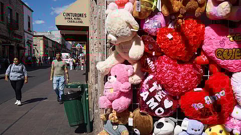 Comercios solicitan extenderse a banquetas por el 14 de febrero