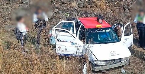 Taxi cae a desnivel en Villas del Pedregal; dos personas resultaron heridas