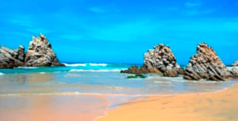 Muere hombre tras caer de un peñasco en playa de Aquila, Michoacán