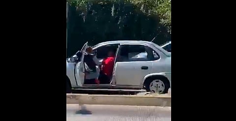 VIDEO: mujer se aferra a su auto para evitar robo; el ladrón ya fue detenido, en Puebla