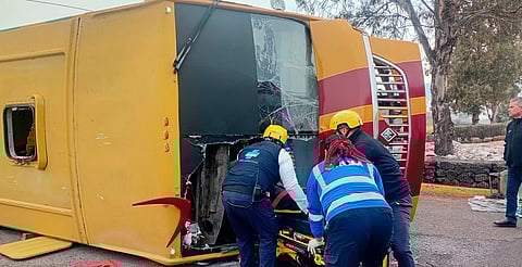 Reportan 10 lesionados tras volcadura de camión en zona de Tres Marías