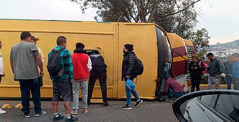 Vuelca camión en zona de Tres Marías; reportan varios heridos