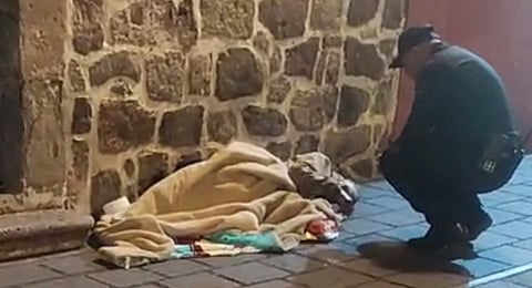 Adulto mayor en situación de calle es auxiliado por policías en el Centro de Morelia