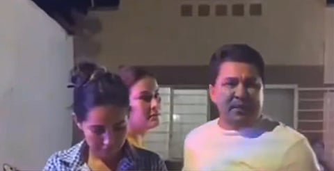 Papá le roba beca a su niña y se lo gasta con otra familia [VIDEO]