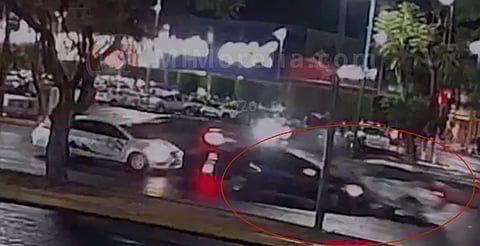 Fuerte choque frente a Plaza Escala Morelia deja dos vehículos involucrados [VIDEO]