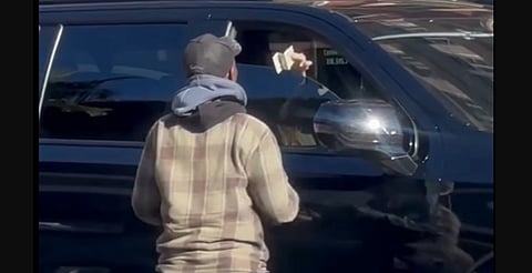 VIDEO: Jennifer López da limosna a indigente y la critican; "no fue de corazón"