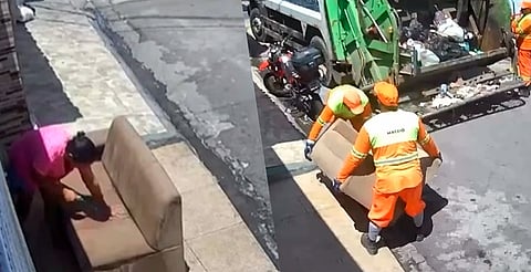 Sofá secándose al sol termina triturado por camión de basura, en Brasil