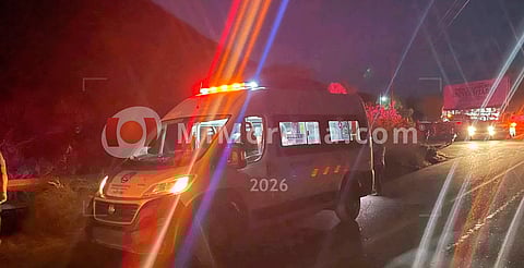 Camioneta cae a barranco tras choque con motocicleta en Huetamo; hay 4 heridos