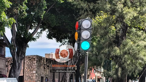 Ante falta de respuesta de aseguradora, Morelia implementa semáforos temporales