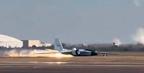 Avión de la NASA realiza aterrizaje de emergencia en Houston tras falla mecánica [VIDEO]