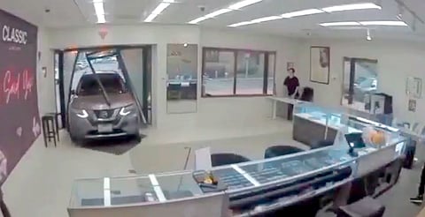 Captan a ladrones en acción; joyería vacía en minutos, en California [VIDEO]
