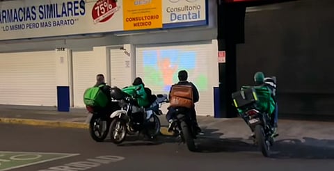 VIRAL: repartidores proyectan Los Simpson en cortina del Simi durante su descanso, en Morelia