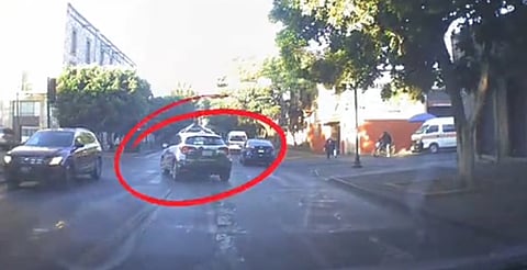 Captan al de Google Maps en vuelta prohibida en Morelia; "por eso manda por donde no es"