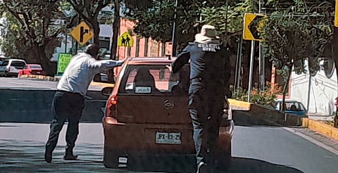Conductor sin gasolina recibe ayuda de Seguridad Vial en Morelia