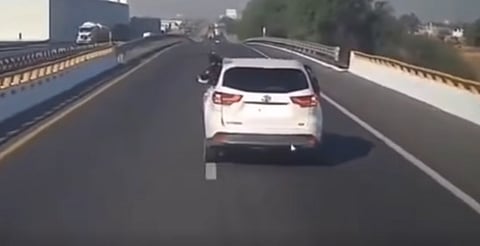 VIDEO: asaltan y privan de la libertad a trailero en carretera Celaya-Salamanca