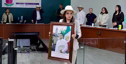 Grecia Quiroz coloca fotografía de Carlos Manzo en galería de exalcaldes de Uruapan