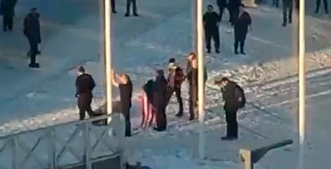 Sujeto intenta izar bandera de EU en Groenlandia y habitantes lo impiden [VIDEO]