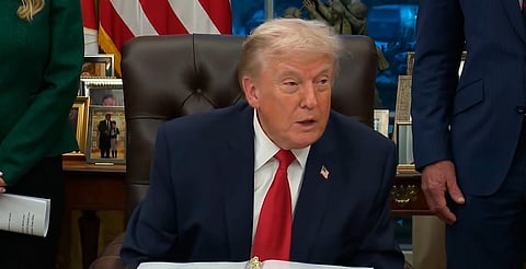 Trump firma orden para imponer aranceles a países que vendan petróleo a Cuba