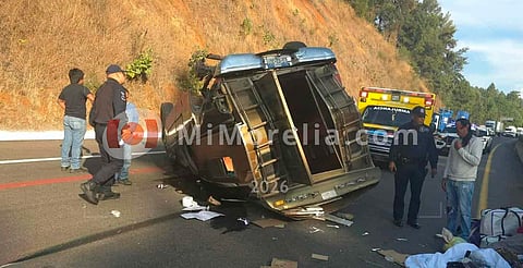 Vuelca camioneta en la autopista Siglo XXI; una persona resulta lesionada