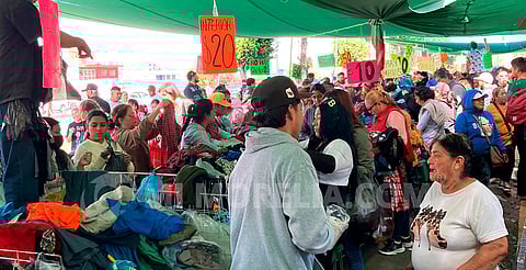 Entre montañas de ropa, morelianos buscan qué vestir en la paca del tianguis de La Feria