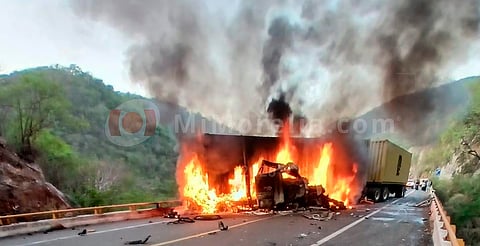 Dos muertos y un herido tras choque e incendio en la autopista Siglo XXI
