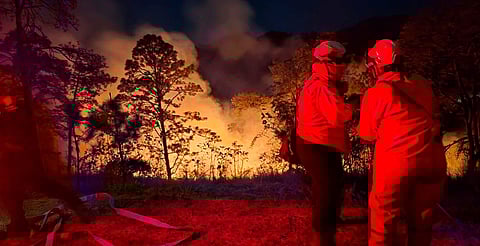 ¡Fuego sin tregua! Sigue el incendio en Cerro Hueco