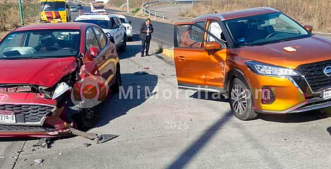 Choque entre dos vehículos rumbo a Ciudad Salud; no hubo lesionados