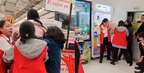 ¡No era panza! Mujer escondía productos bajo la ropa y es descubierta [VIDEO]