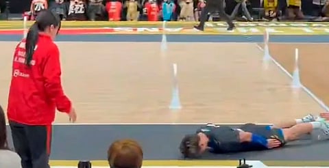 El voleibolista japonés golpeó sin querer a un miembro del staff con el balón