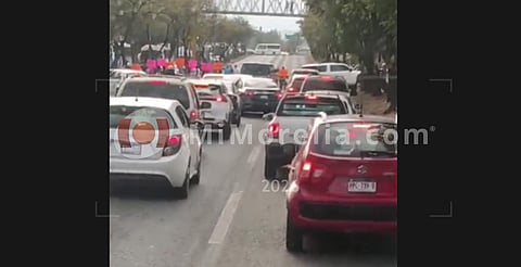 Vecinos de San Isidro Itzícuaro protestan con bloqueo en Morelia: paracaidistas invaden su área verde