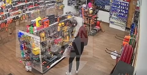 Mientras una distrae al vendedor, otro roba: video exhibe modus operandi en Morelia