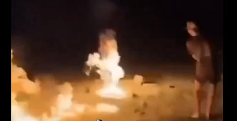 VIDEO: Chavo le prende fuego con gasolina a su amigo, en EU