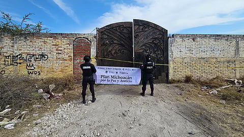 Llamada al 911 destapa predio con combustible y autos robados en Michoacán