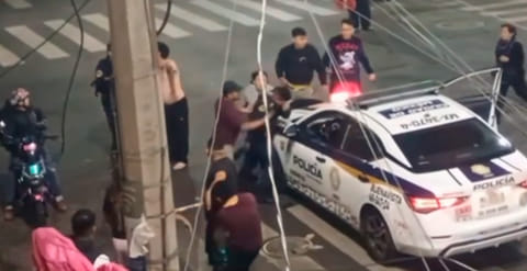 VIDEO: vecinos golpean a policía de CDMX que intentaba revisar a un sospechoso; ya investigan