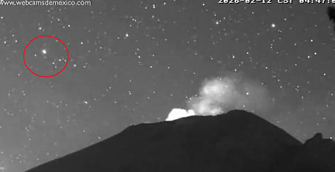 ¿OVNI sobre el Popocatépetl? Captan misteriosa luz en la madrugada [VIDEO]